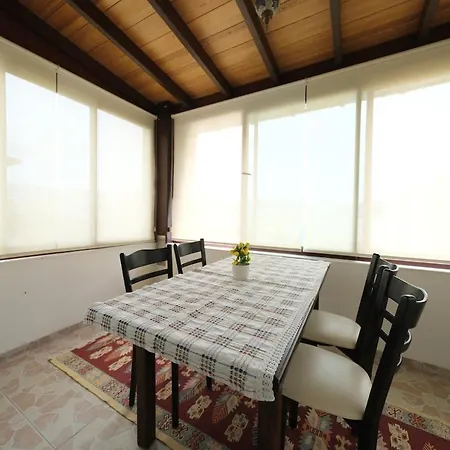 Aysem Mill Hill Apartment